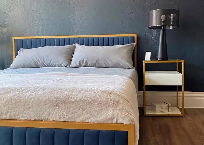2 Bedrooms • Warm & Historic • Free Parking Apartment *