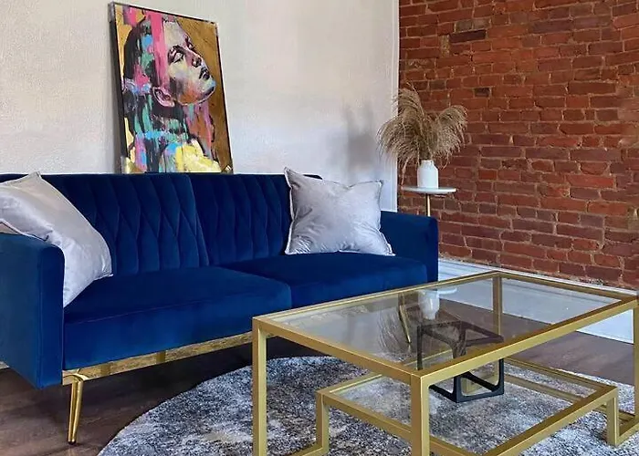 2 Bedrooms • Warm & Historic • Free Parking Apartment